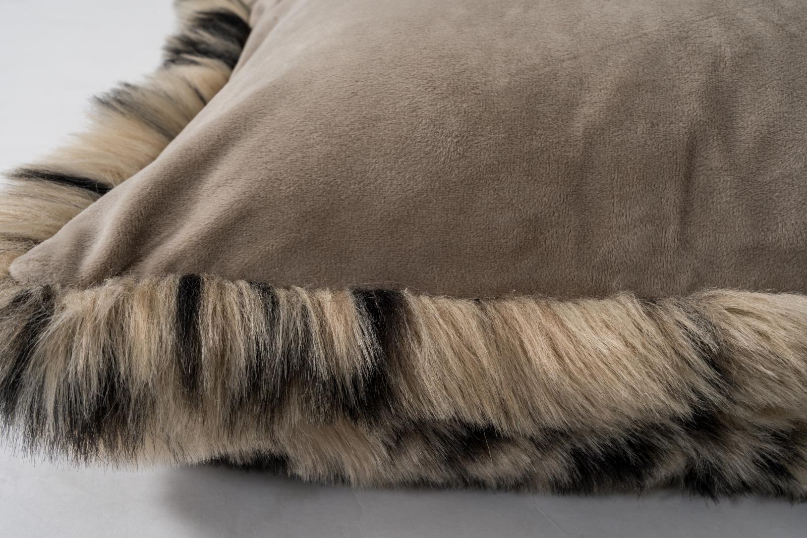 Luxury LXP06 Cheetah Print Accent Pillow — view 3