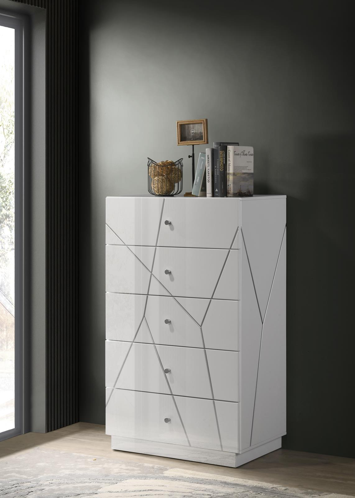White/Gray Line Chest (B121)
