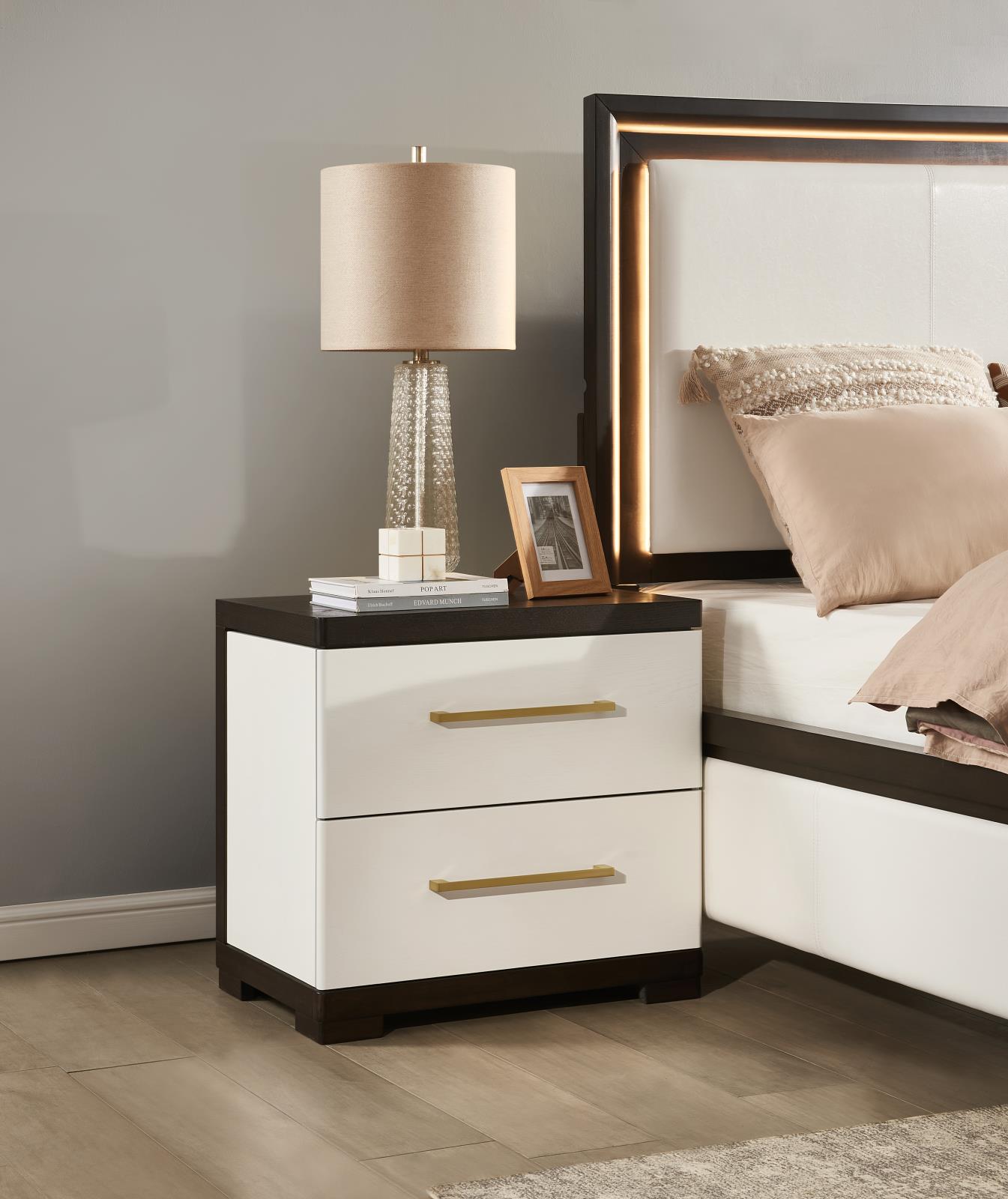 White Nightstand (B126)