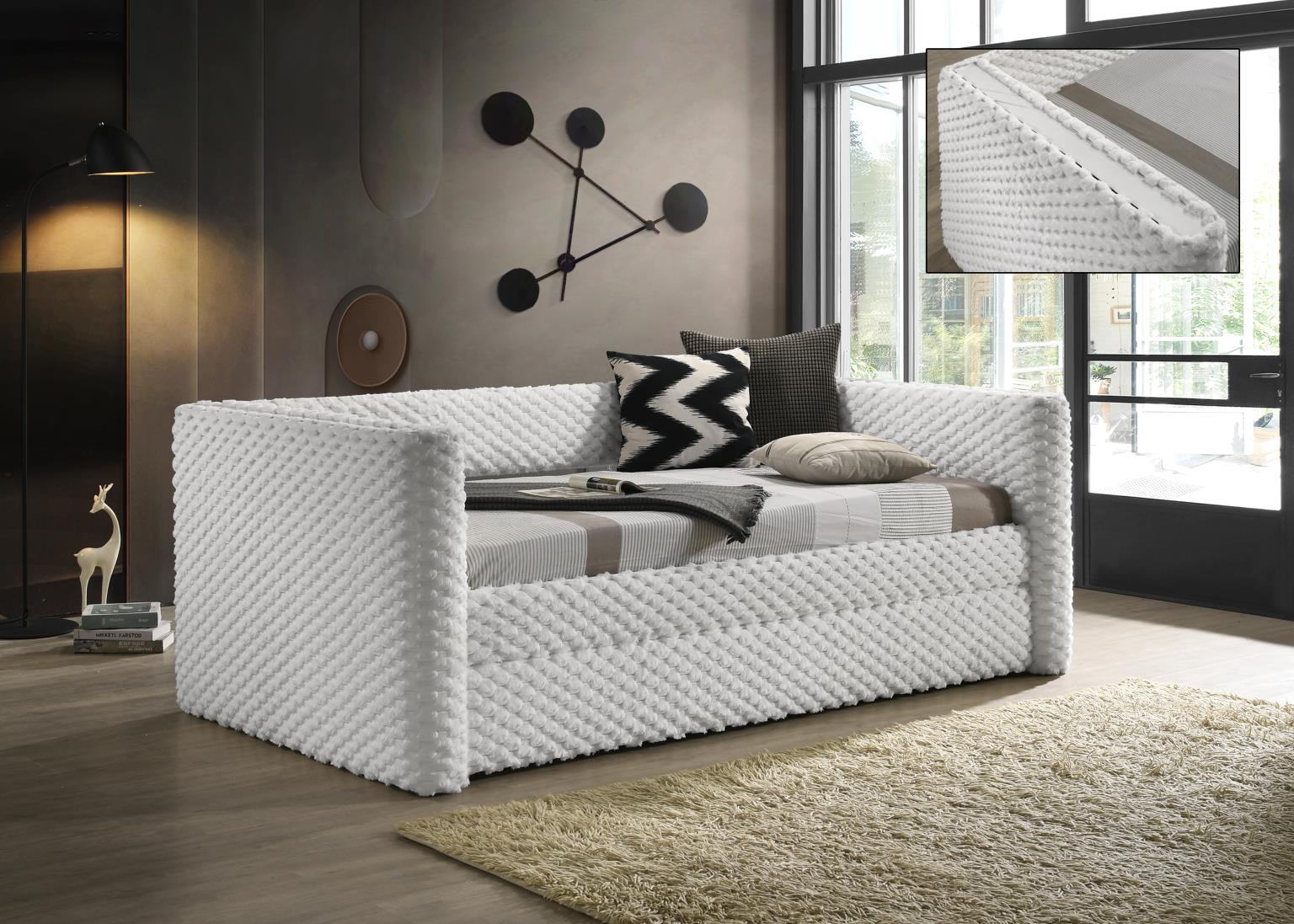 White Daybed — photo 2